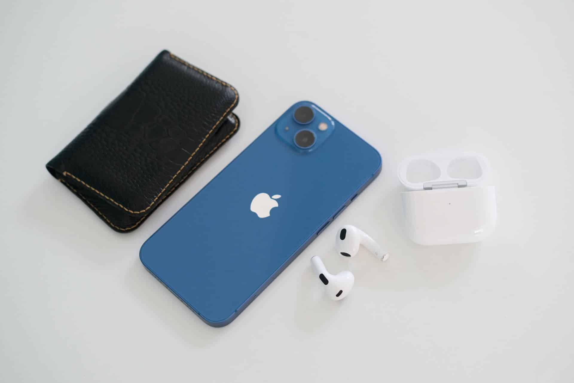 بعض مستخدمي iPhone 16 يواجهون مشكلة “الشاشة الوردية”